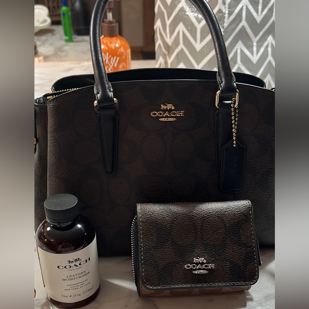 Coach purse. Great condition. Comes with wallet